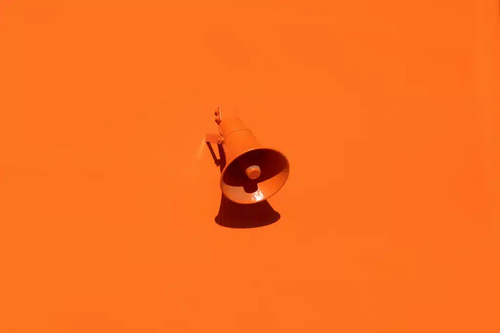 Trichterlautsprecher an Wan montiert; alles ist in der Farbe Orange eingetaucht; alles einfarbig